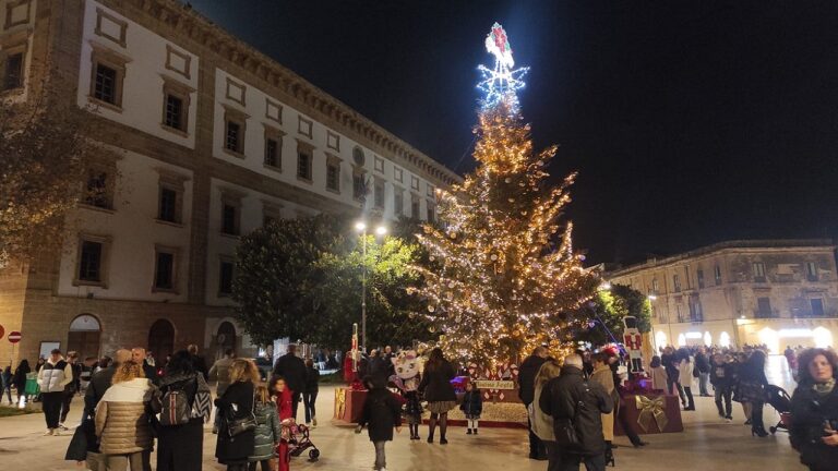 albero natale piazza 2022 home