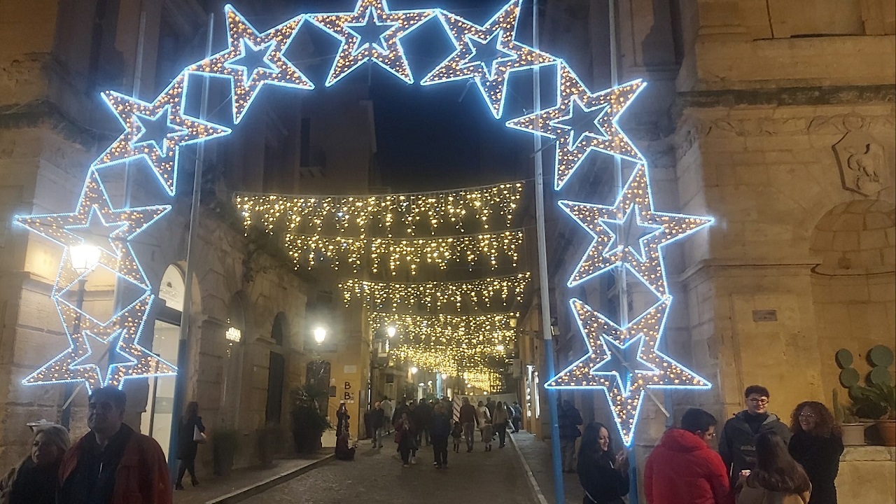 Luminarie natalizie da ieri sera nel centro storico di Agrigento