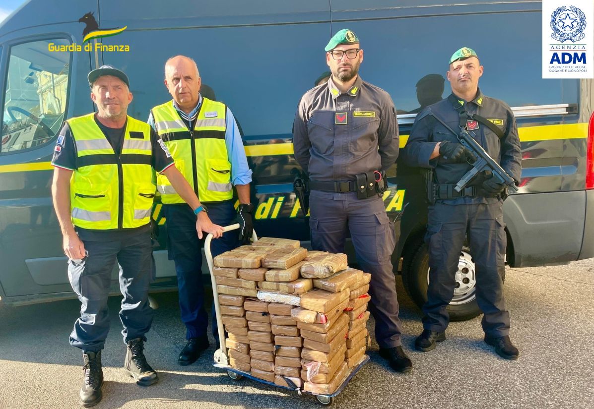 Sequestrati al porto di Livorno 180 kg di cocaina nascosta tra le banane