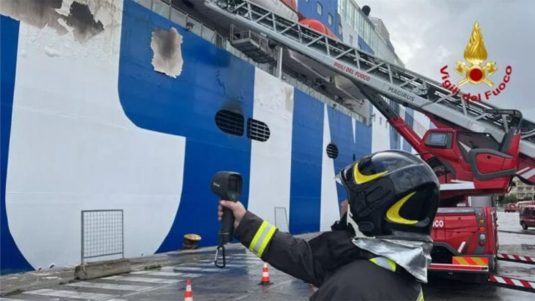 La nave Superba brucia