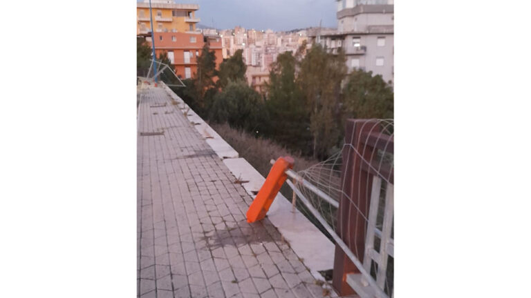 Ringhiera via Allende vento