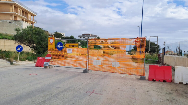 Via Lido cantiere rete fognaria