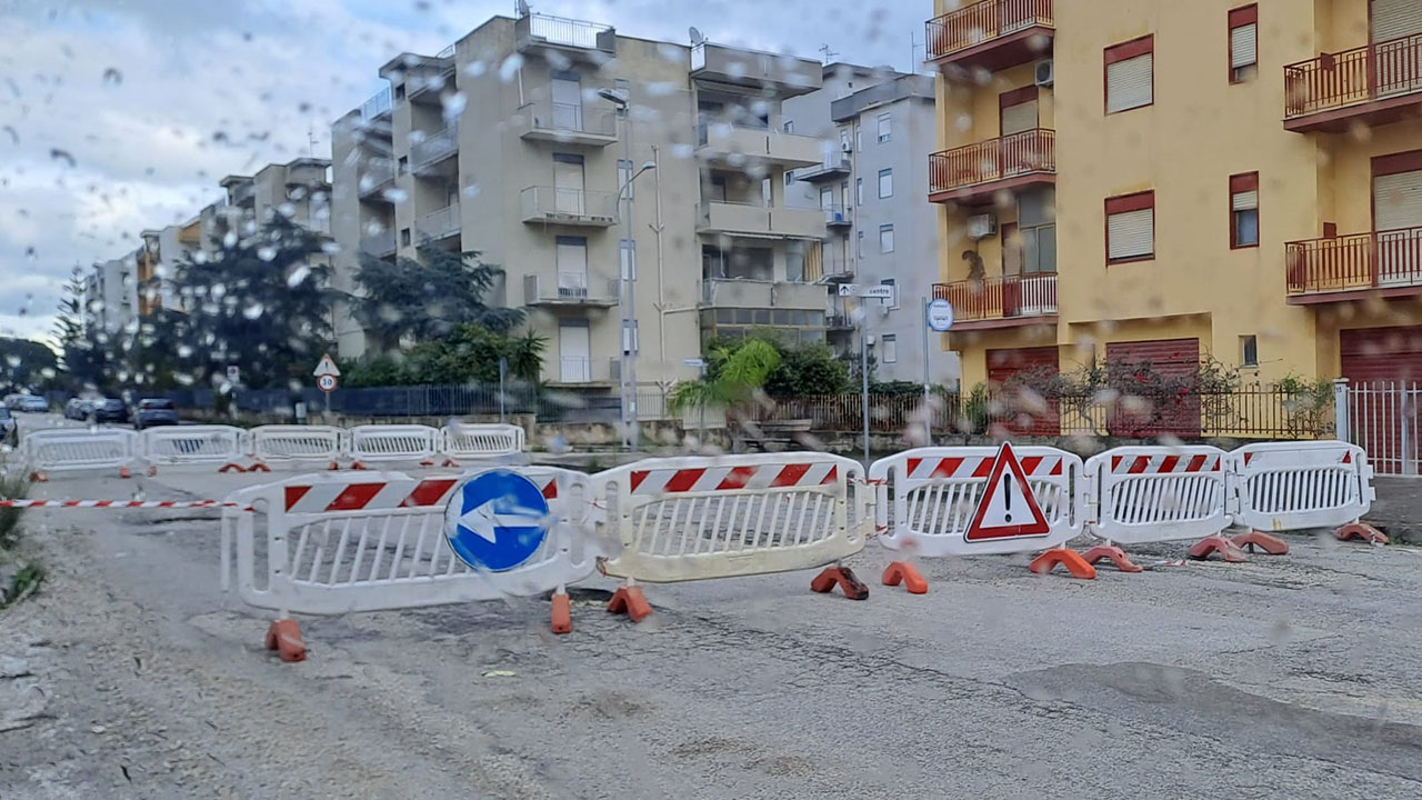 Viale Sciascia, si sfalda il manto stradale: transennata la parte finale