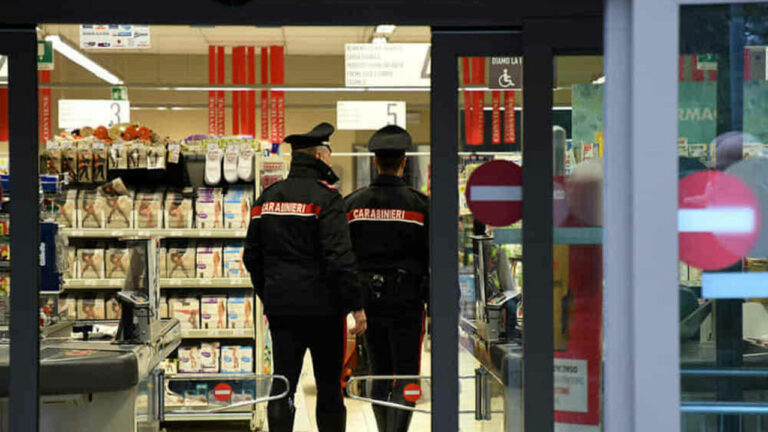 carabinieri supermercato-3