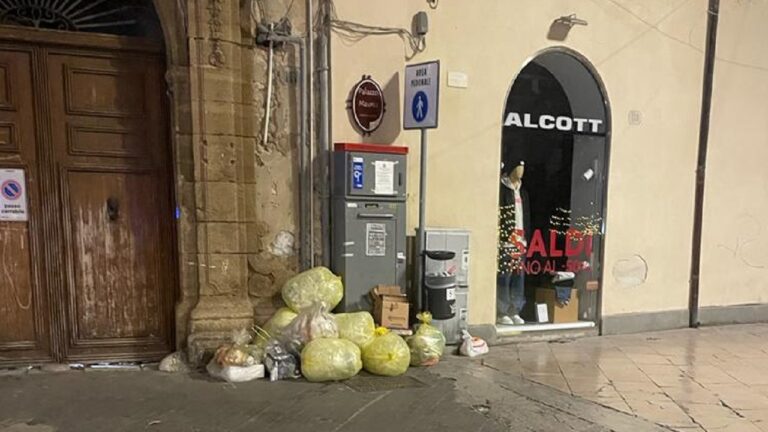 rifiuti centro storico sera gennaio 2023