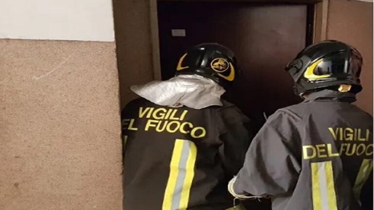 vigili-fuoco-sfondano-porta-SITO