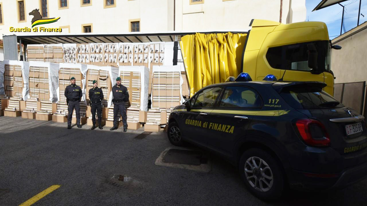 Palermo, la GdF sequestra 12 tonnellate di sigarette di contrabbando. In manette corriere bulgaro