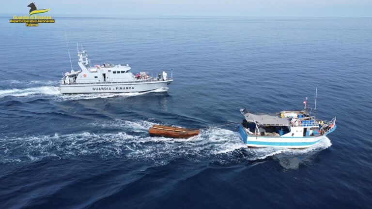 Guardia di Finanza sequestro nave migranti 1