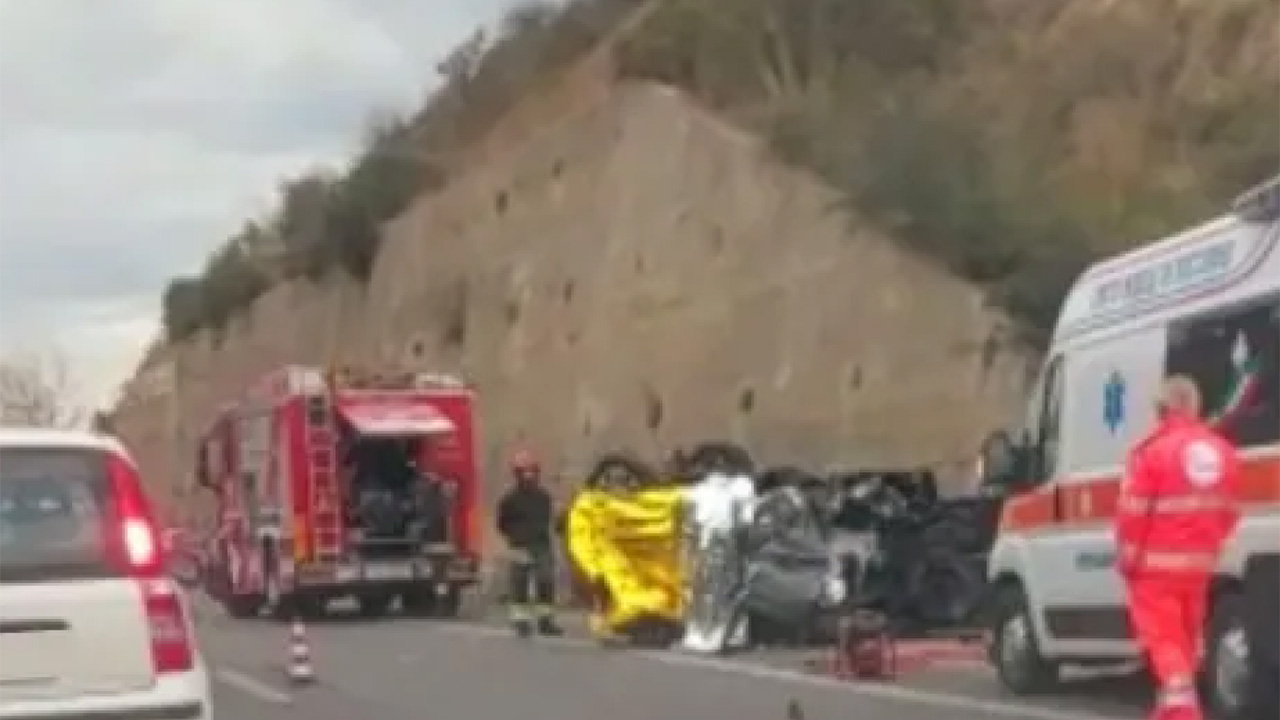 Autostrada Messina-Palermo, auto si schianta contro muro: due vittime