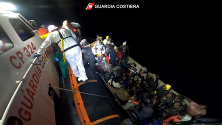 SUL BARCONE 8 CADAVERI, UN NEONATO CADUTO IN MARE