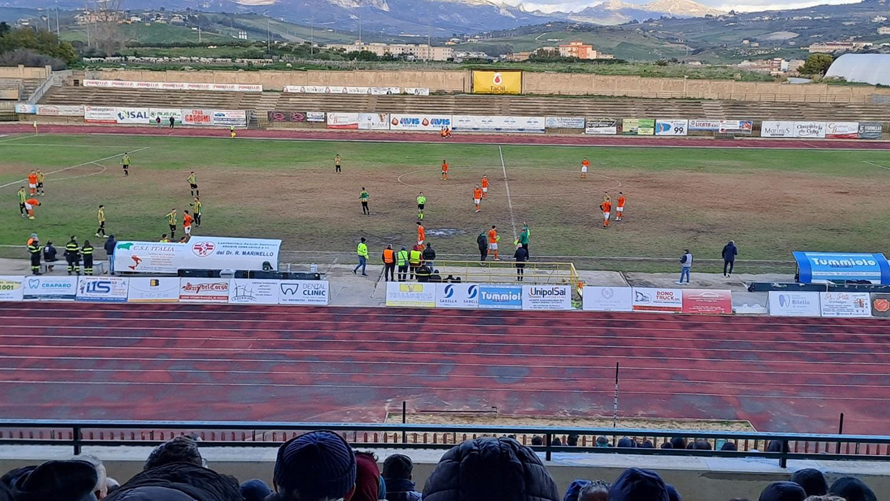 Calcio, lo Sciacca pareggia (1-1) con la capolista Enna: partita bella e combattuta