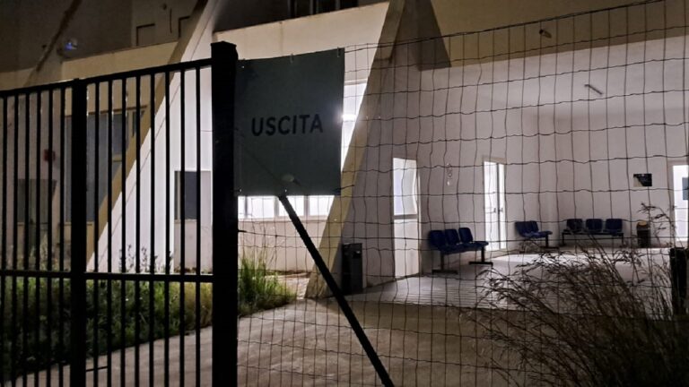 centro vacicnazioni illuminato notte 2023