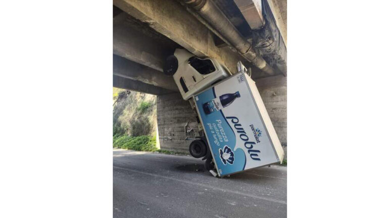 furgone incastrato sotto ponte Vittoria