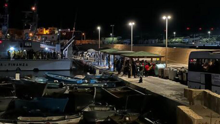 Migranti: notte di sbarchi a Lampedusa, arrivati in 121