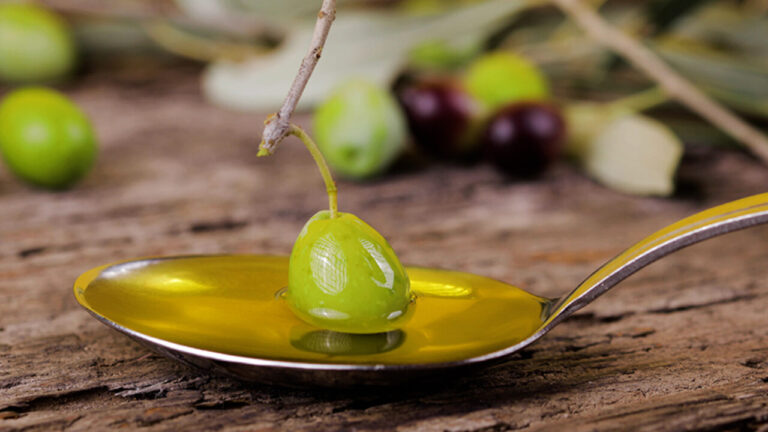 Olio extravergine di oliva nel cucchiaio
