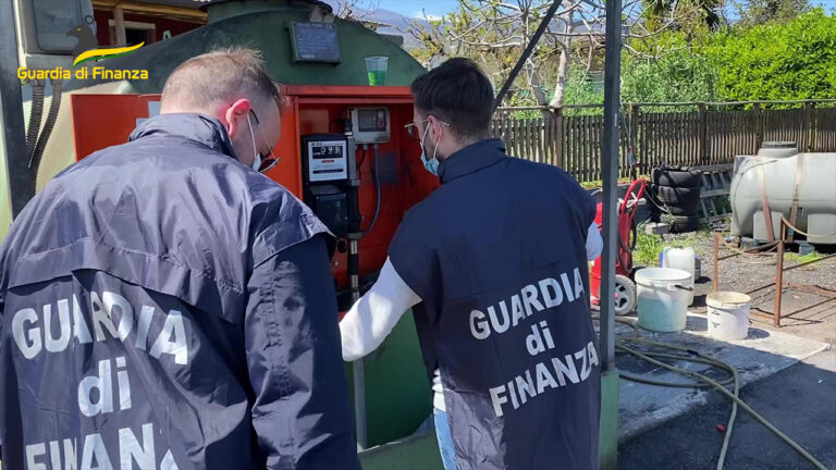 Guardia Finanza verifica carburante stazione