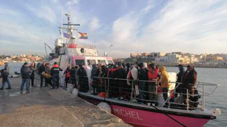Lampedusa migranti sbarchi