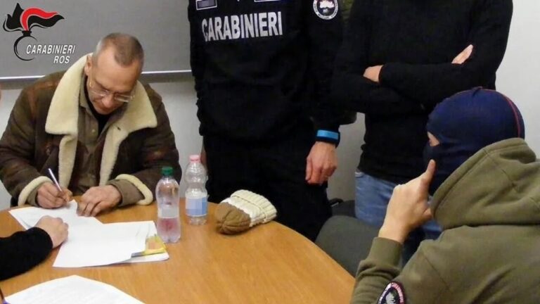 Messina Denaro firma verbale arresto
