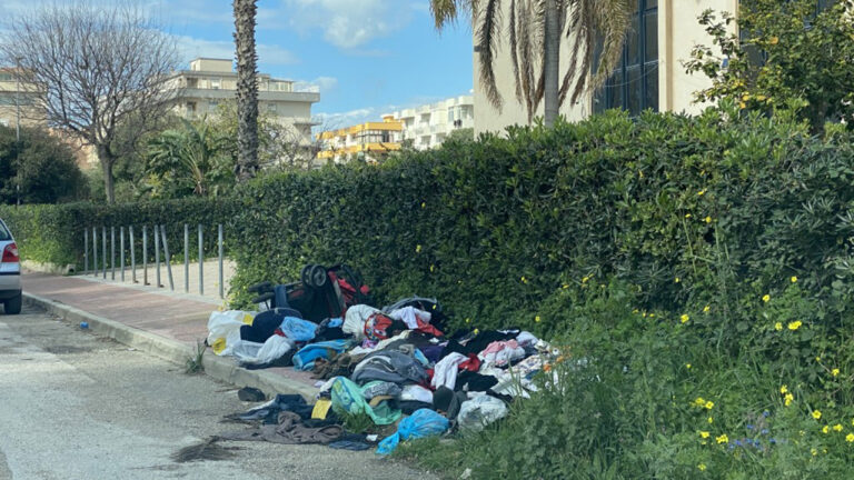 Vestiti abbandonati via Azalee 2 (Media)