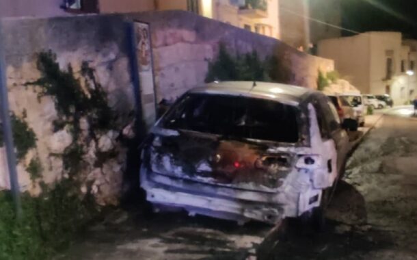 Auto a fuoco nella notte nel quartiere San Michele