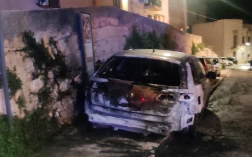 Auto a fuoco nella notte nel quartiere San Michele