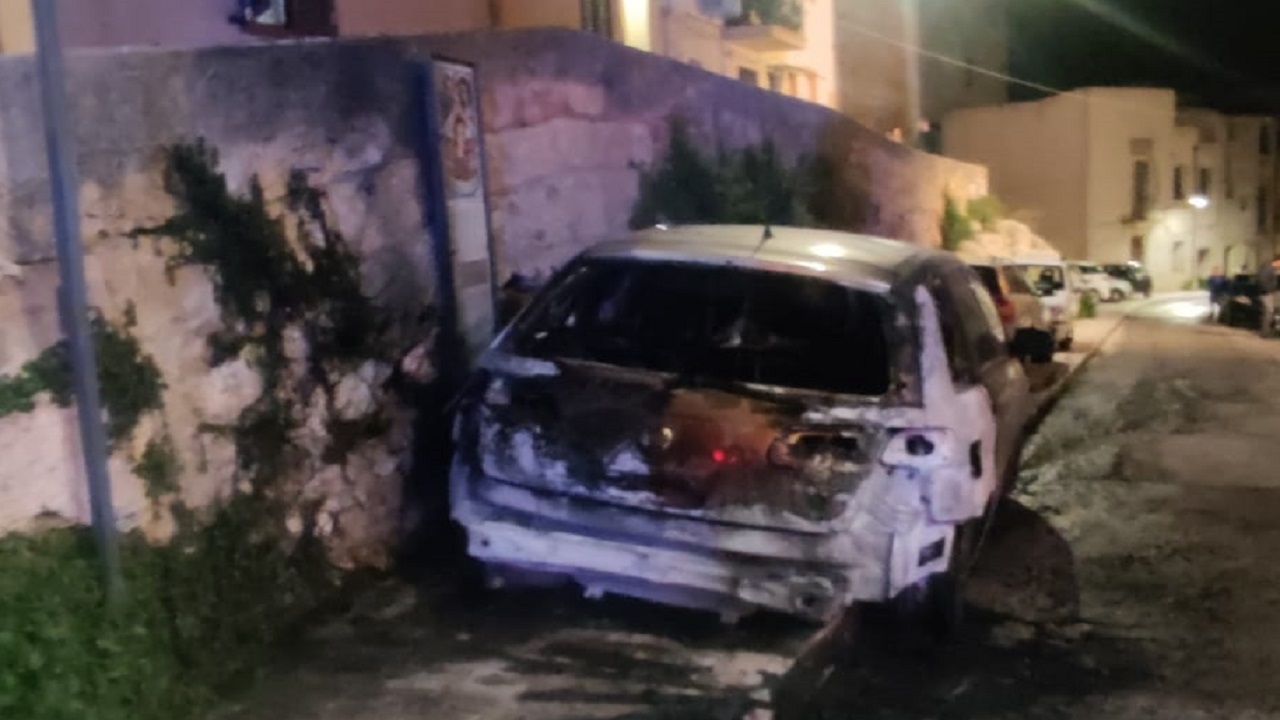 Auto a fuoco nella notte nel quartiere San Michele