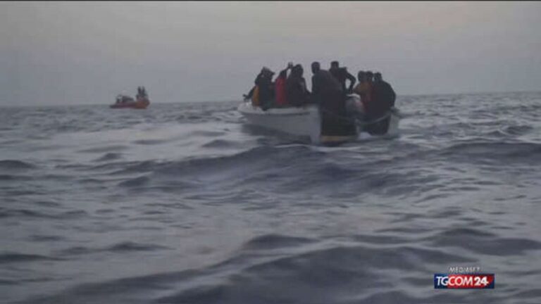 barchino in mare migranti