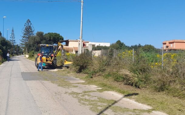 Personale e trattore Esa cominciano scerbatura in via San Marco