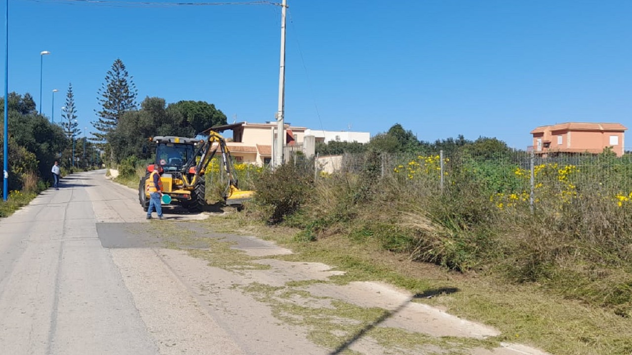 Personale e trattore Esa cominciano scerbatura in via San Marco