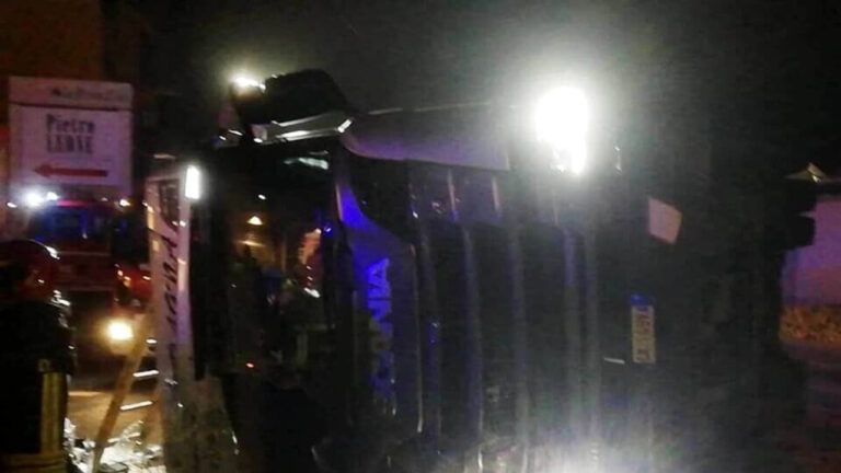 tir ribaltato porto empedocle2