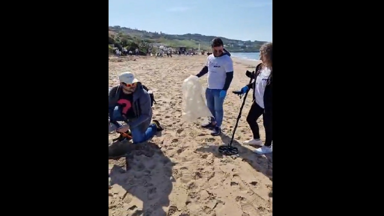 Droga trovata in spiaggia a San Marco durante iniziativa ecologica del Wwf