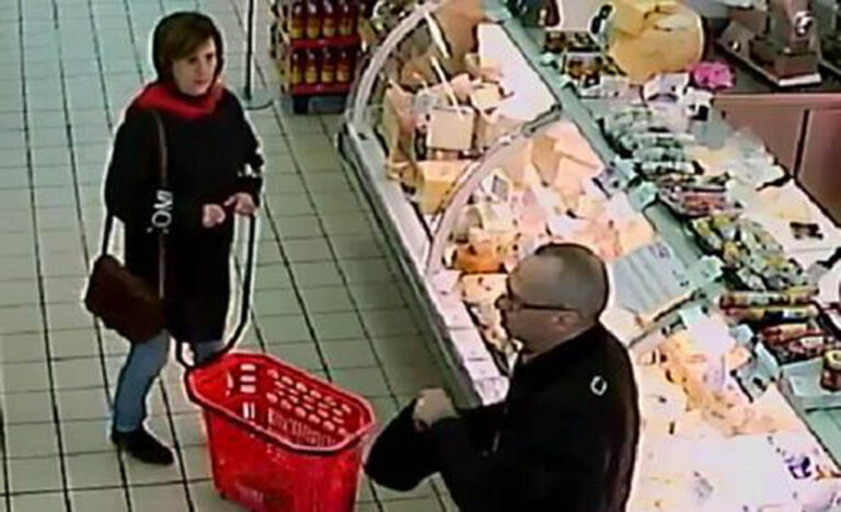 Mafia: in foto Messina Denaro alla Coop prima dell'arresto