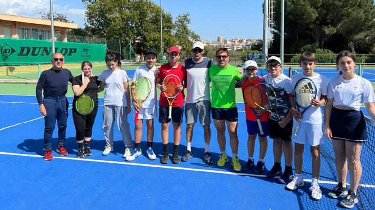 Siuper green tennis