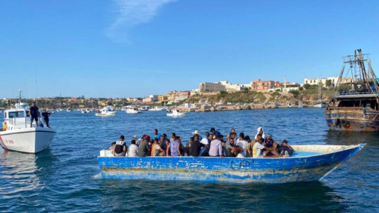 migranti lampedusa barca