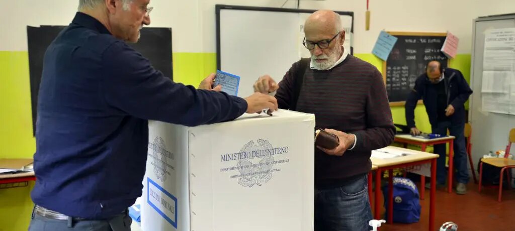 Amministrative, seggi aperti in Sicilia, Sardegna e per i ballottaggi. Cala affluenza