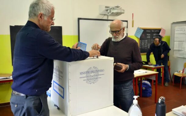 Amministrative, seggi aperti in Sicilia, Sardegna e per i ballottaggi. Cala affluenza