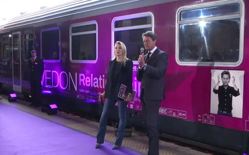 Fs, partito da Roma l’Intercity con gli scatti di Richard Avedon