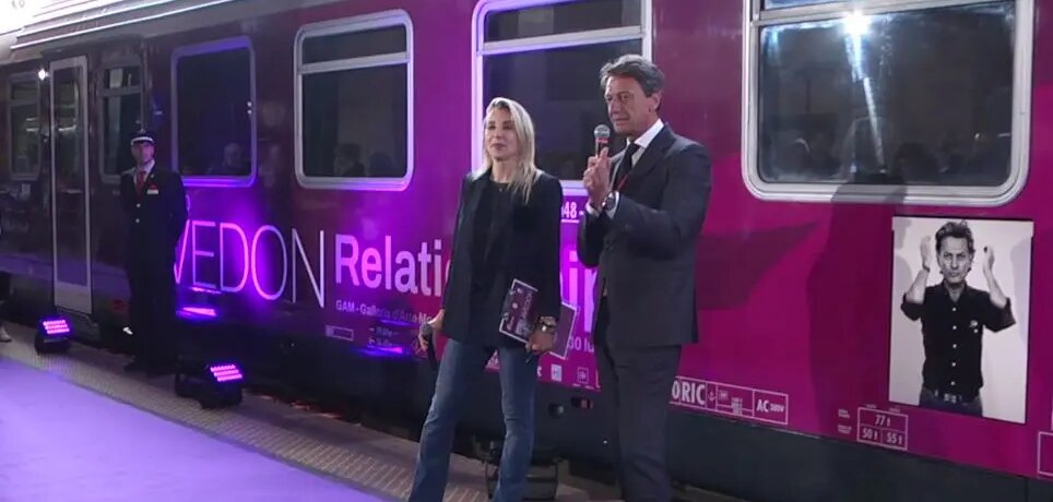 Fs, partito da Roma l’Intercity con gli scatti di Richard Avedon