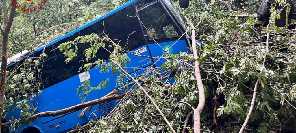 Scuolabus esce fuori strada a Pontremoli, due feriti gravi