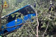 Scuolabus esce fuori strada a Pontremoli, due feriti gravi