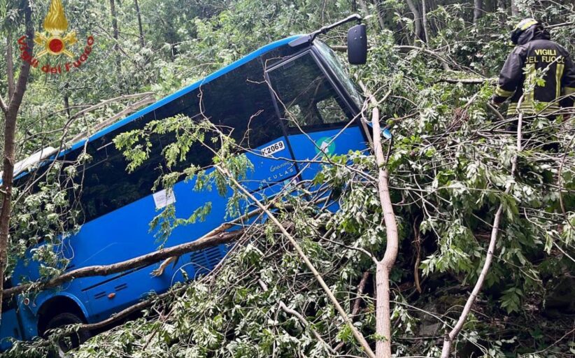 Scuolabus esce fuori strada a Pontremoli, due feriti gravi
