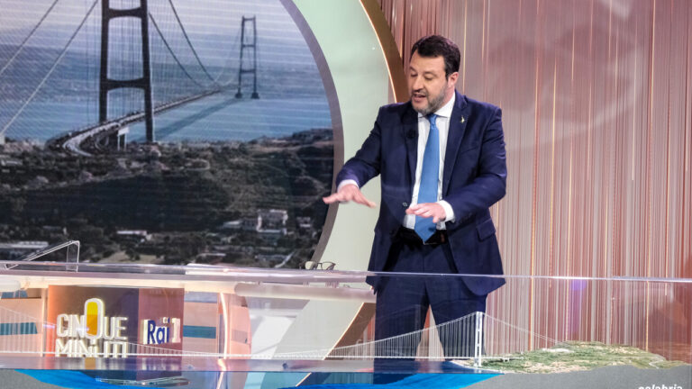Matteo Salvini ponte sullo stretto di Messina da vespa 2023