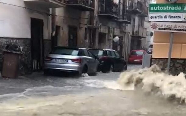 Maltempo nel Palermitano, a Carini esonda un torrente e sorprende una scolaresca in gita
