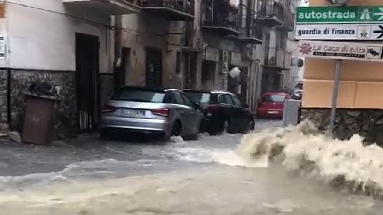 Maltempo nel Palermitano, a Carini esonda un torrente e sorprende una scolaresca in gita