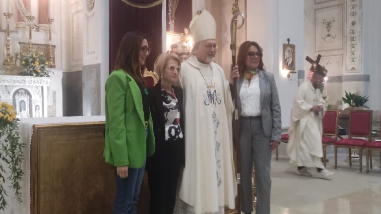 vescovo con famiglia noto 2023