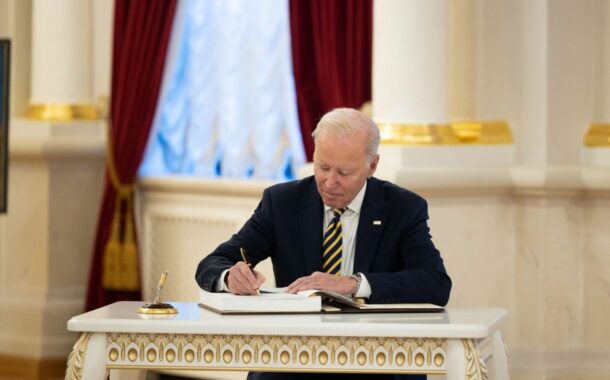 Biden firma accordo ed evita il default