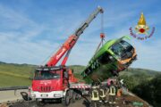 Pullman si ribalta sulla A16, un morto e 15 feriti
