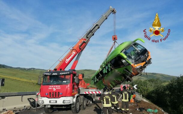 Pullman si ribalta sulla A16, un morto e 15 feriti