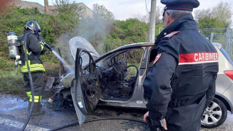 incendio auto vigili fuoco