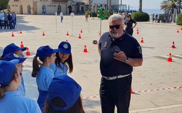 La sicurezza si impara da piccoli: alunni e polizia municipale in piazza